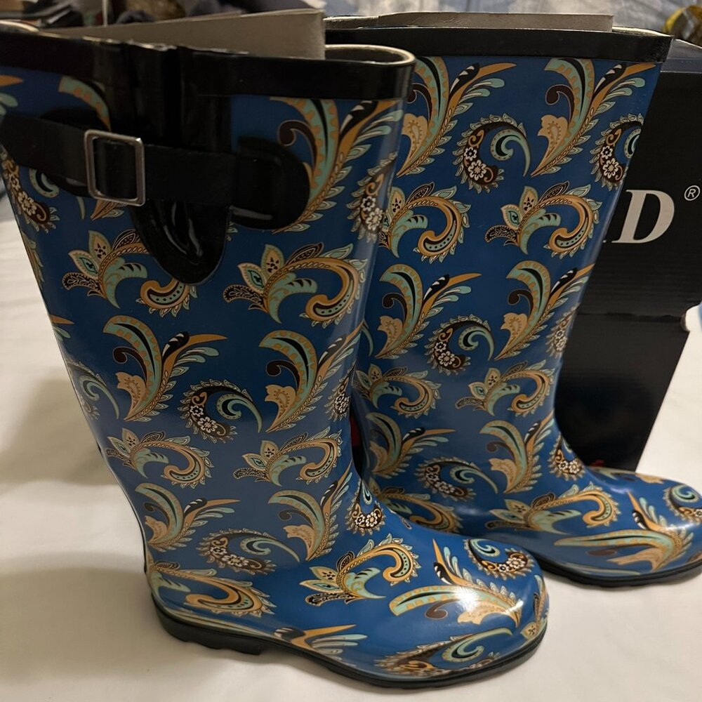 Nomad Footwear “Puddles” Rain Boots – Blue Paisley – Size 8 – Waterproof Mid-Cal